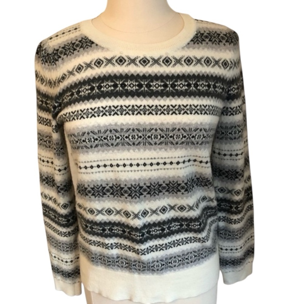 Talbots grey & cream pullover w/small puff sleeve & crewneck w/pearls size Small